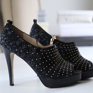 Rachel Roy Black peep toe bootie / heels